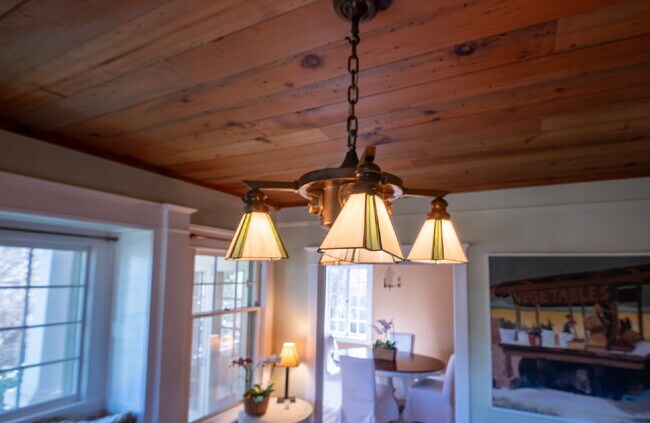 Foto del edificio - Rare Character Craftsman Bungalow in The H...