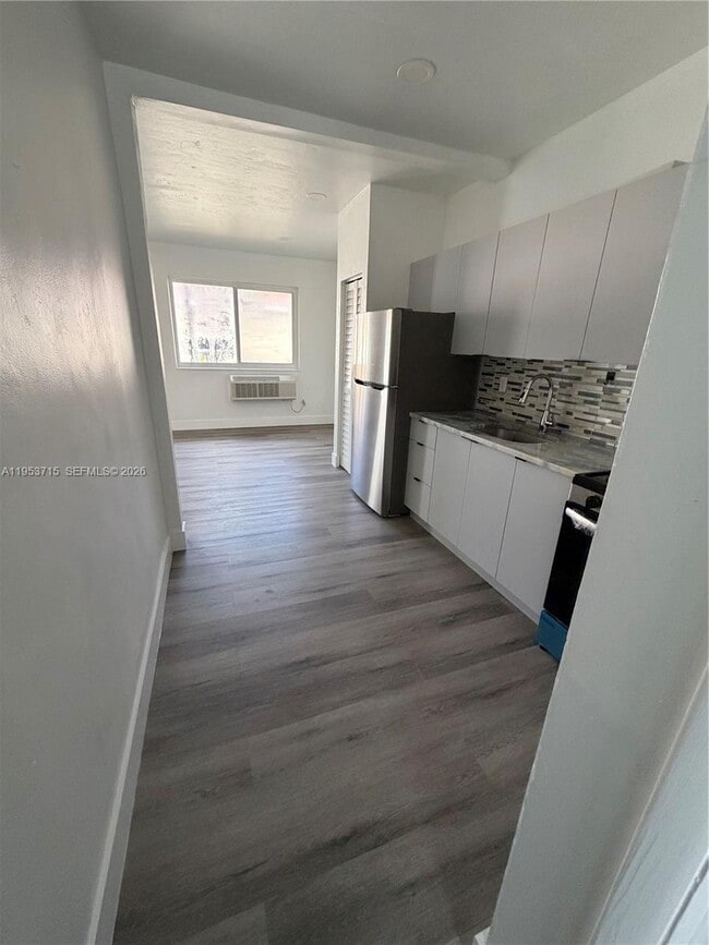 Building Photo - 2160 Bay Dr