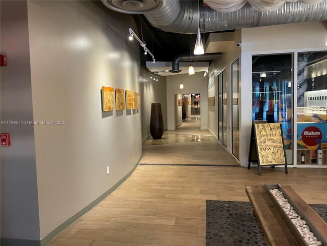 Foto del edificio - 10 SW South River Dr