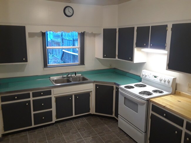Building Photo - 715 McKean