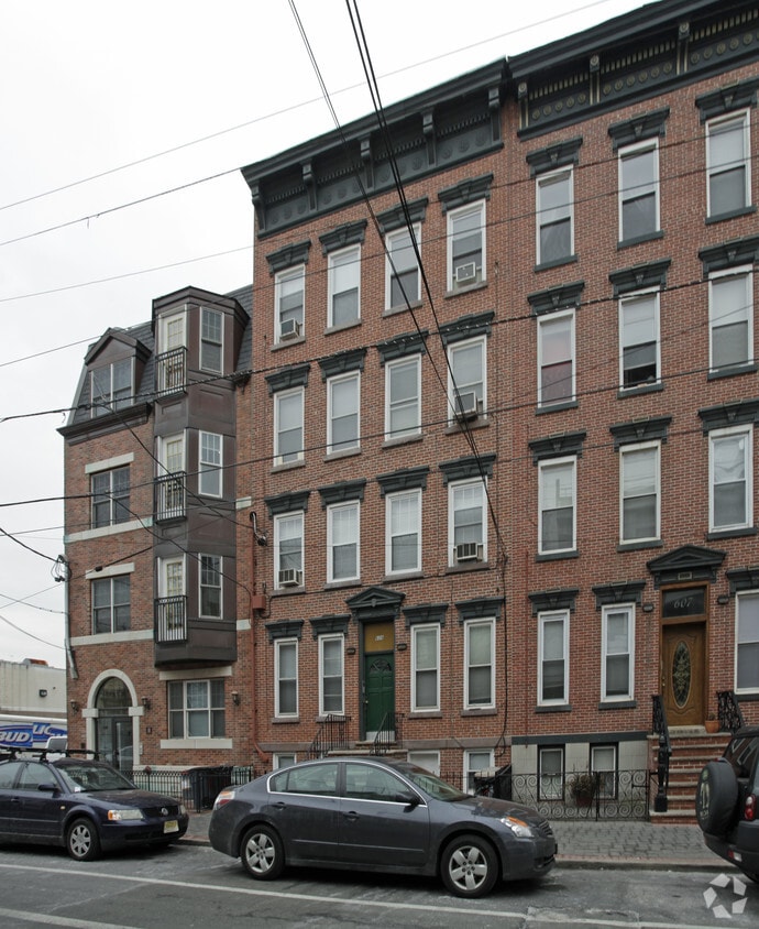 Building Photo - 609 Grand St
