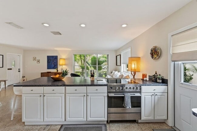 Building Photo - 708 Westwind Dr