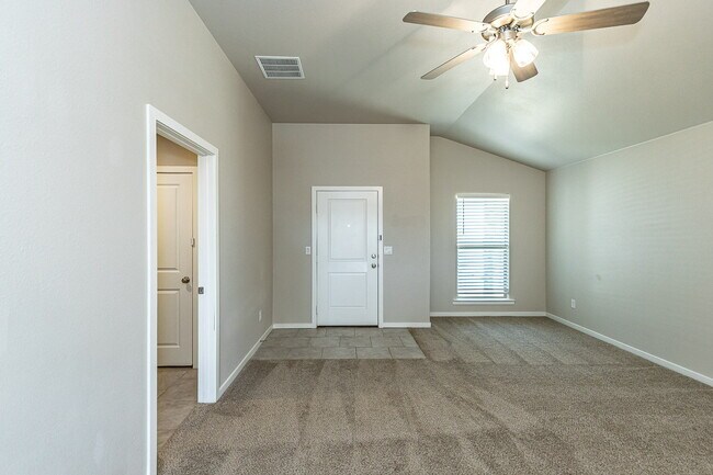Building Photo - Newer 3/2/2 Home in Bell Farms!