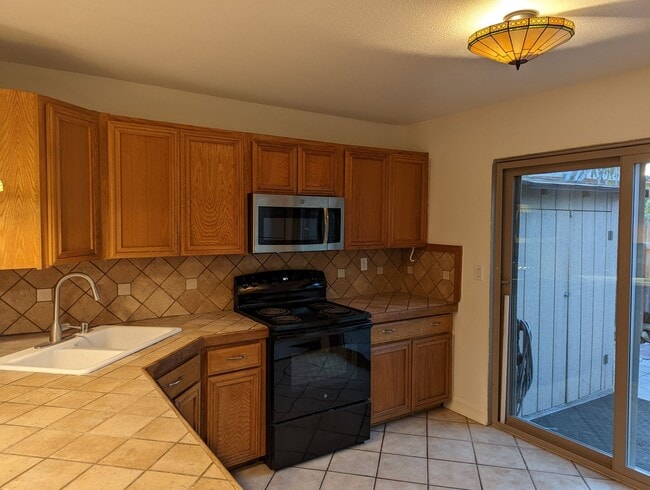 Foto del edificio - End unit 2 bedroom - Small Pets OK