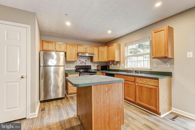 Building Photo - 9306 Vanguard Ct