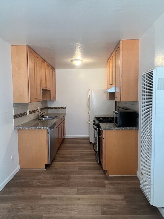 Foto del edificio - UPDATED 2 BEDROOM APARTMENT!!