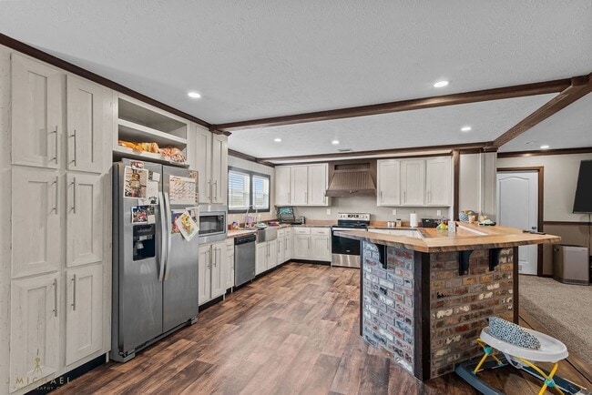 Building Photo - COUNTRY LIVING IN THE CITY