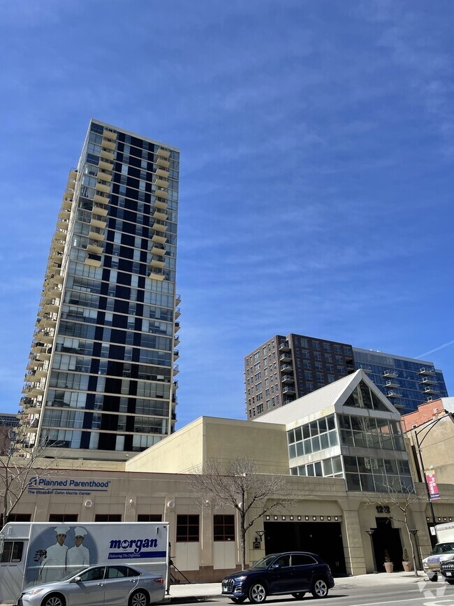 Building Photo - 1212N N La Salle Dr