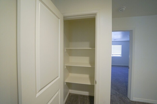 Foto del edificio - Spacious Townhome for Rent – Prime Location!