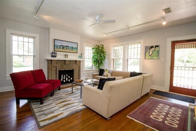 Foto del edificio - 1115 W 22nd 1/2 St