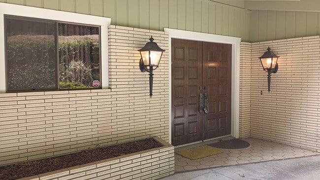 Building Photo - Beautiful Home Near Baywood Golf Course