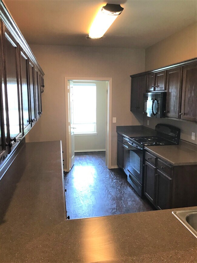 Building Photo - 4215 Castlegate Dr