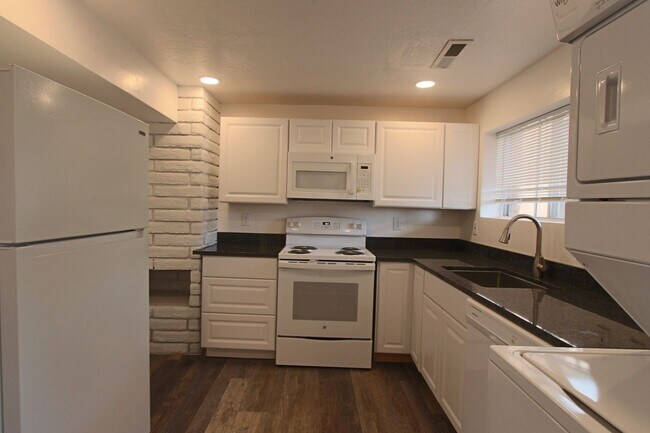 Building Photo - W21 322 Village Way
