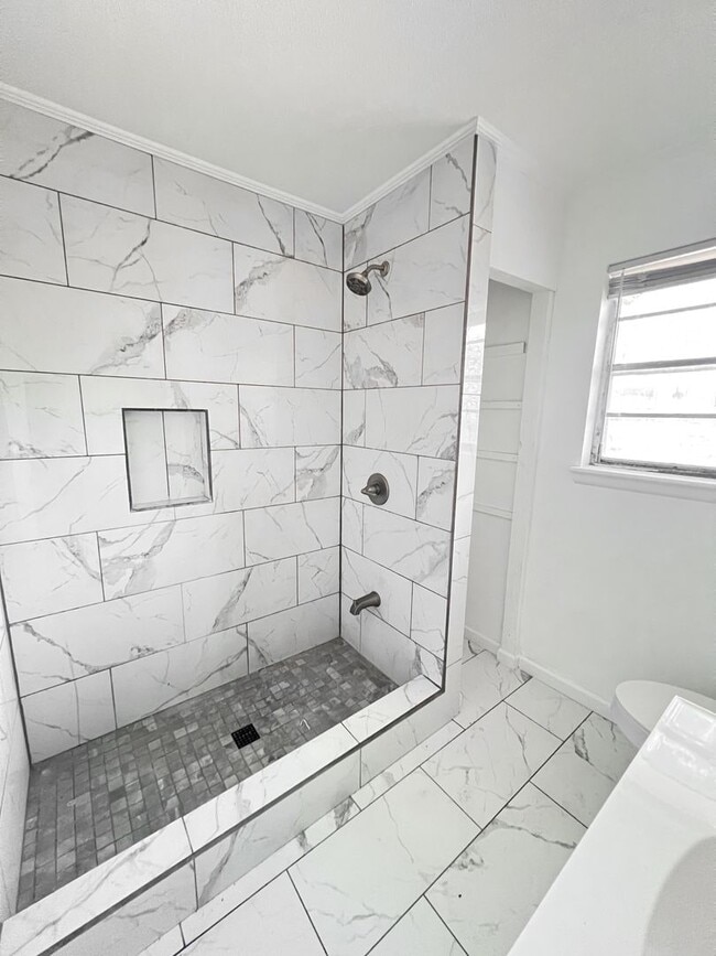 Foto del edificio - 400 W Scenic Dr