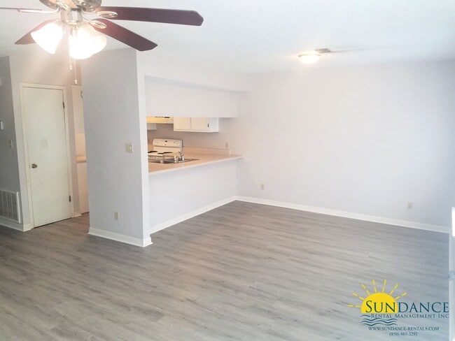 Building Photo - Great 2 Bedroom Townhouse in the Heart of ...