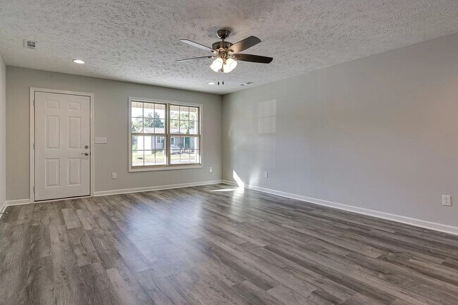 Foto del edificio - Spacious ranch style 2-bedroom, 2 bath duplex located in Manchester!