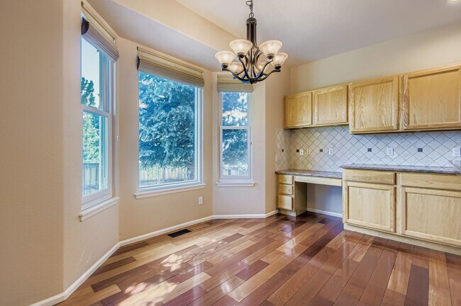 Foto del edificio - Spacious 4-Bedroom Home in Parker’s Desira...