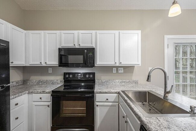 Foto del edificio - Like New Home off Freeman Mill. Just Paint...