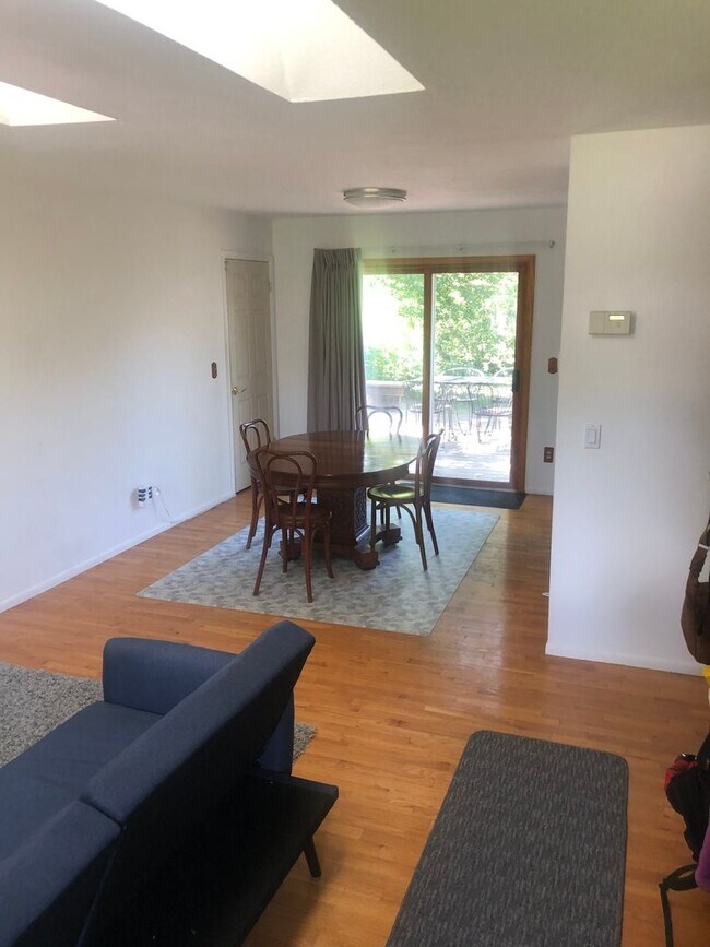 Foto del edificio - Ranch-style home in a quiet, established neighborhood
