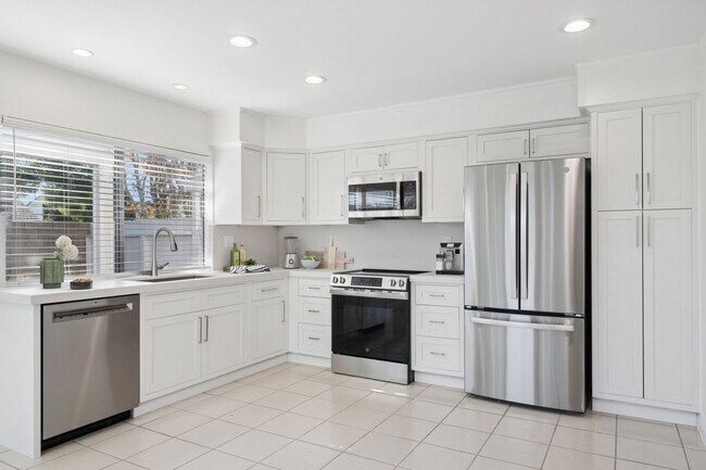 Building Photo - 8822 Bellshire Dr
