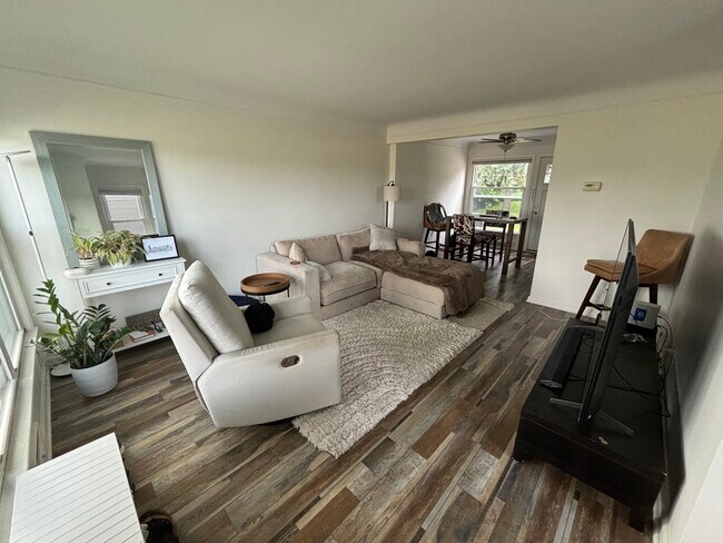 Living/dining area - 506 W Stadium Blvd