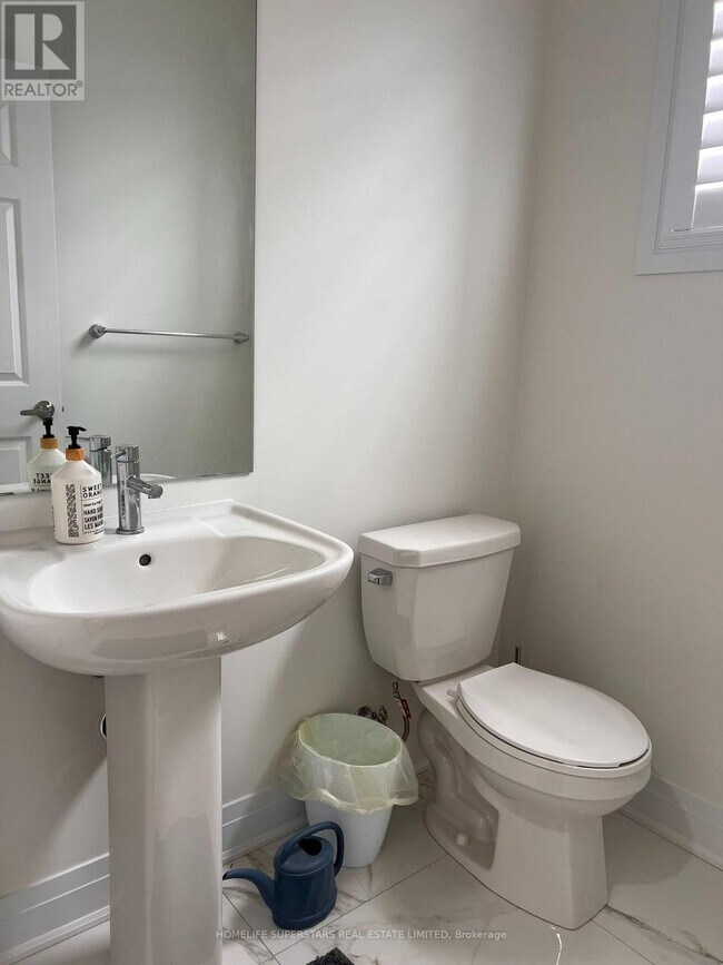Building Photo - 188 Aviron Cres