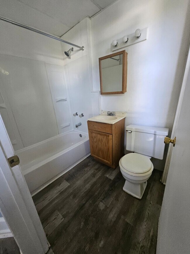 Foto del edificio - Upper 2 bedroom unit