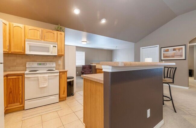 kitchen & office - 752 Glen Ct