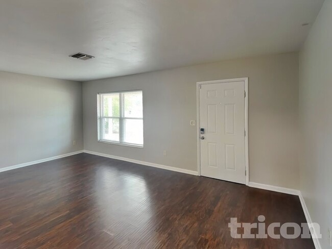 Foto del edificio - 1481 Falmouth Ave