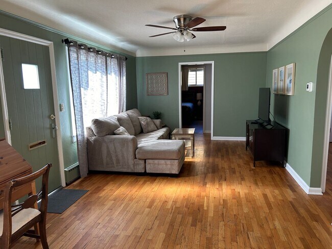 Building Photo - Cozy upper unit