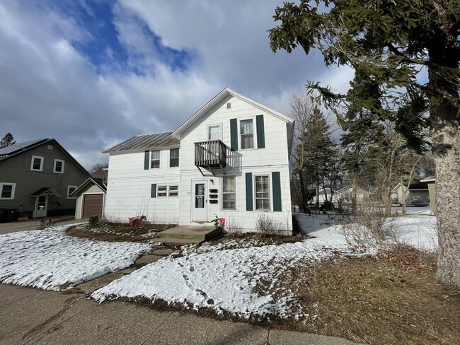 Building Photo - 2416 Algoma St