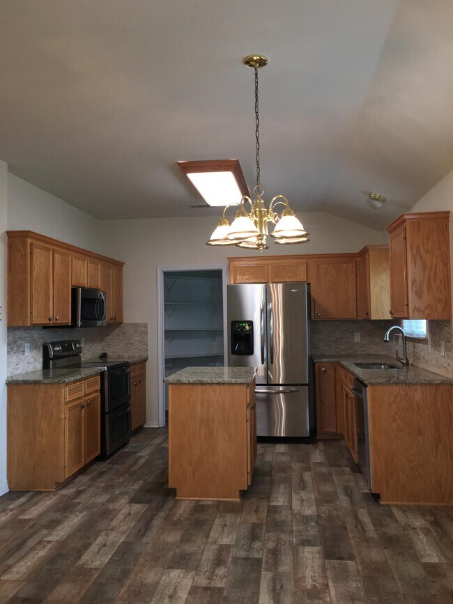 Building Photo - 105 E Great Plains Trail