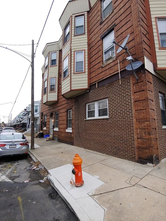Building Photo - West Philly Studio