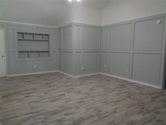 Building Photo - 404 Forest Oaks Ln