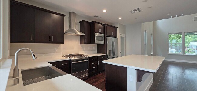 Building Photo - 409 10th St