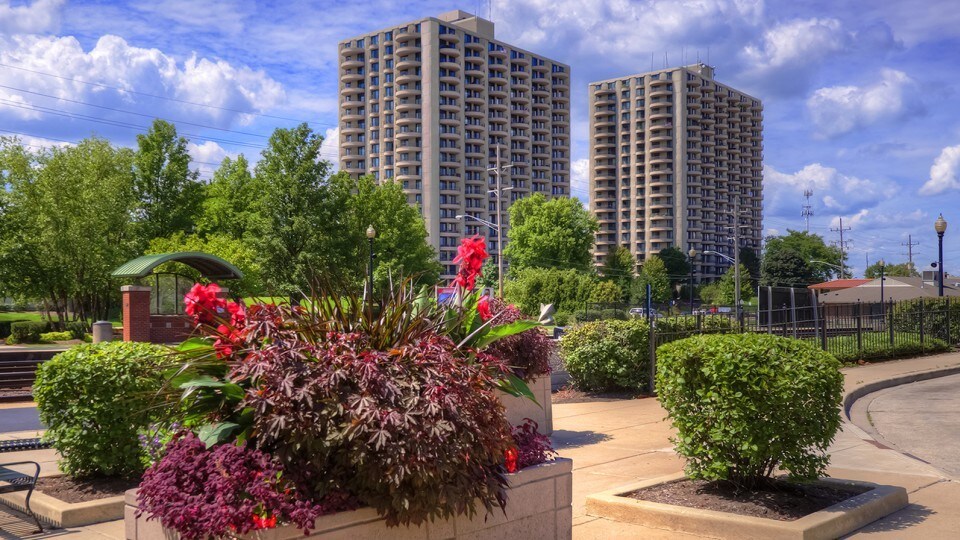 ReNew Wheaton Center Apartments WHEATON, IL