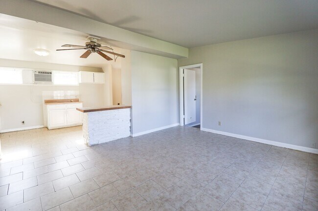 Foto del edificio - 4 bed/ 2 bath!!