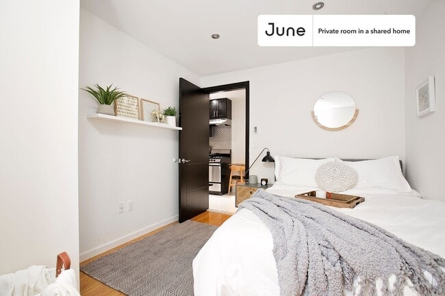 Building Photo - Private bedroom in 4 bed/2 bath Home