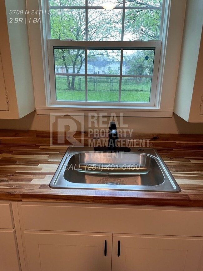 Building Photo - 2 Bedroom, 1 Bathroom Home for Rent in Wac...