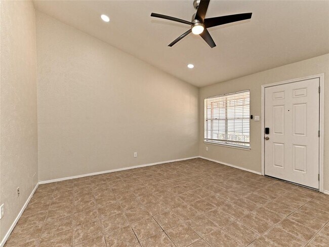 Foto del edificio - 1916 Gracy Farms Ln