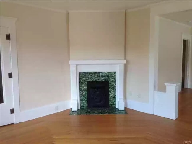 Livingroom fireplace (decorative) - 31 Maple Ave