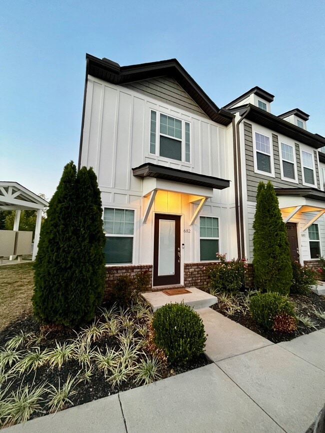 Building Photo - 682 Bristol Creek Dr