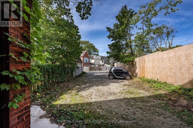 Building Photo - 554 Spadina Cres