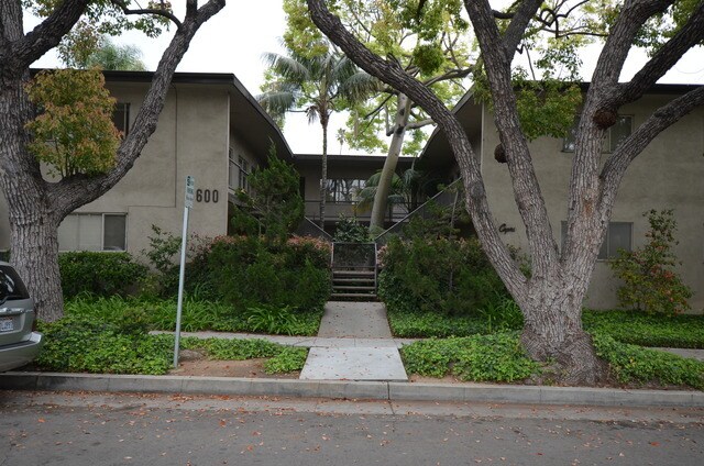 Primary Photo - 600 S Oak Knoll Ave