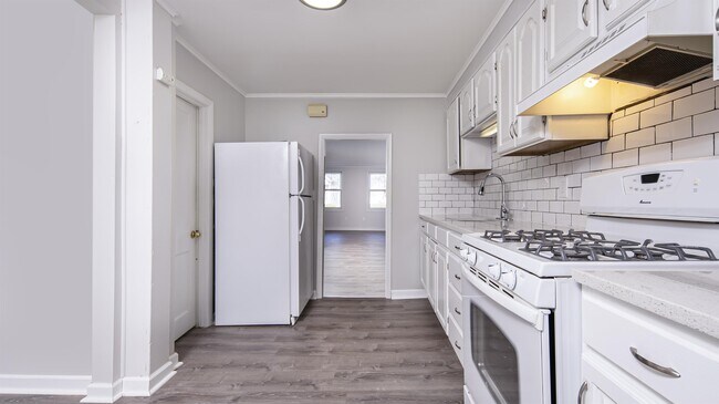 Building Photo - 427 8th Ave