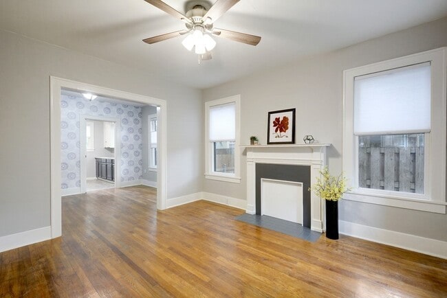 Building Photo - Charming bungalow in classic central Austi...