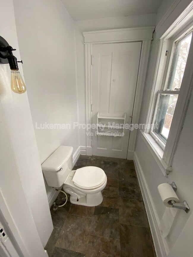 Building Photo - 515 Village St