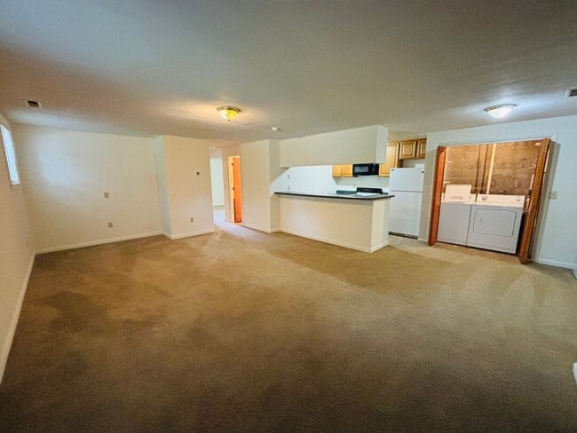 Building Photo - 2 Bedroom 1 bath Duplex