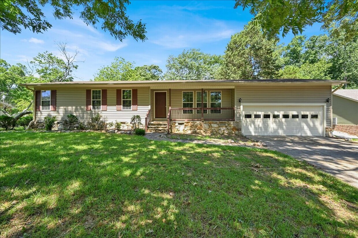Foto principal - 3 Bedroom, 2 Bath home.