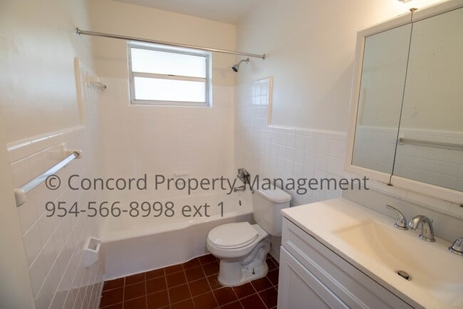 Building Photo - Lovely 1/1 in quiet Sailboat Bend Walking ...